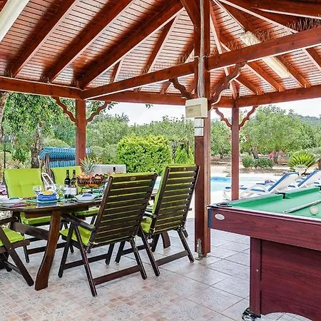 In Sleeps 6 Includes Swimming Pool Air Con And Wifi 0