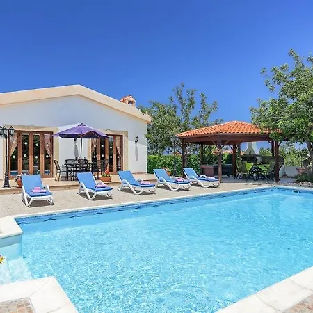 In Sleeps 6 Includes Swimming Pool Air Con And Wifi 0 ヴィラ