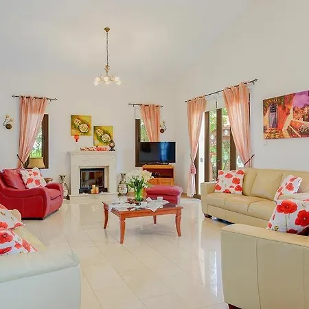 In Sleeps 6 Includes Swimming Pool Air Con And Wifi 0 ヴィラ *