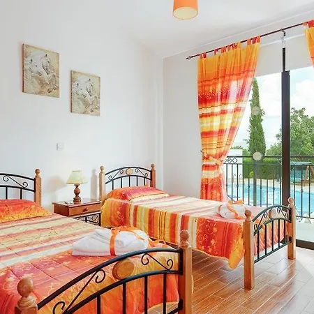 In Sleeps 6 Includes Swimming Pool Air Con And Wifi 0