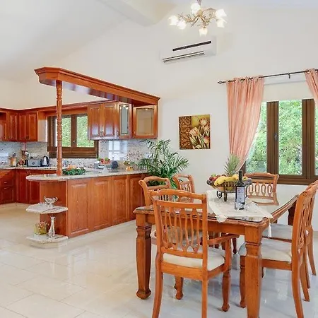 In Sleeps 6 Includes Swimming Pool Air Con And Wifi 0 ヴィラ *