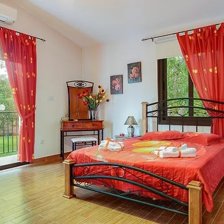 In Sleeps 6 Includes Swimming Pool Air Con And Wifi 0 *
