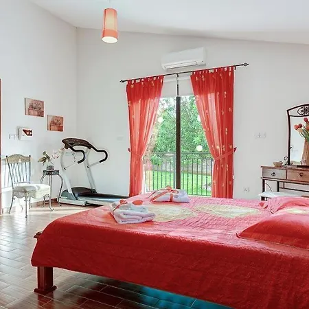 In Sleeps 6 Includes Swimming Pool Air Con And Wifi 0 *