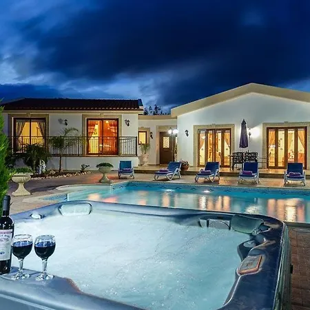 In Sleeps 6 Includes Swimming Pool Air Con And Wifi 0 ネオ・チョリオ