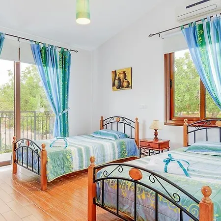 In Sleeps 6 Includes Swimming Pool Air Con And Wifi 0 *