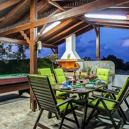 ヴィラ In Sleeps 6 Includes Swimming Pool Air Con And Wifi 0